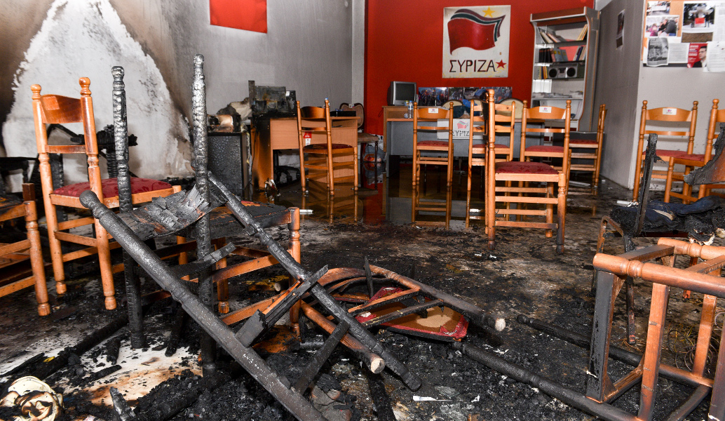 Ίλιον: Εμπρηστική επίθεση στα γραφεία του ΣΥΡΙΖΑ (pics)