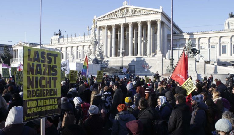 Αυστρία: Διαδηλώσεις και ένταση κατά του νέου κυβερνητικού συνασπισμού (pics & vids)