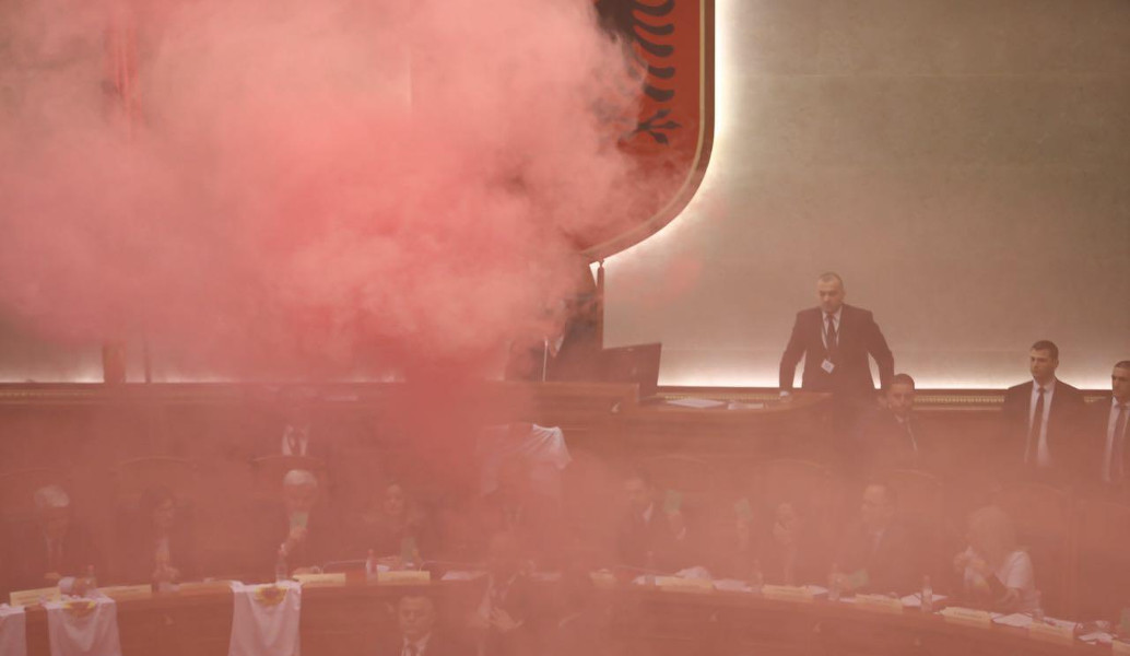 Αλβανία: Καπνογόνα από την αντιπολίτευση στην βουλή (pics & vid)