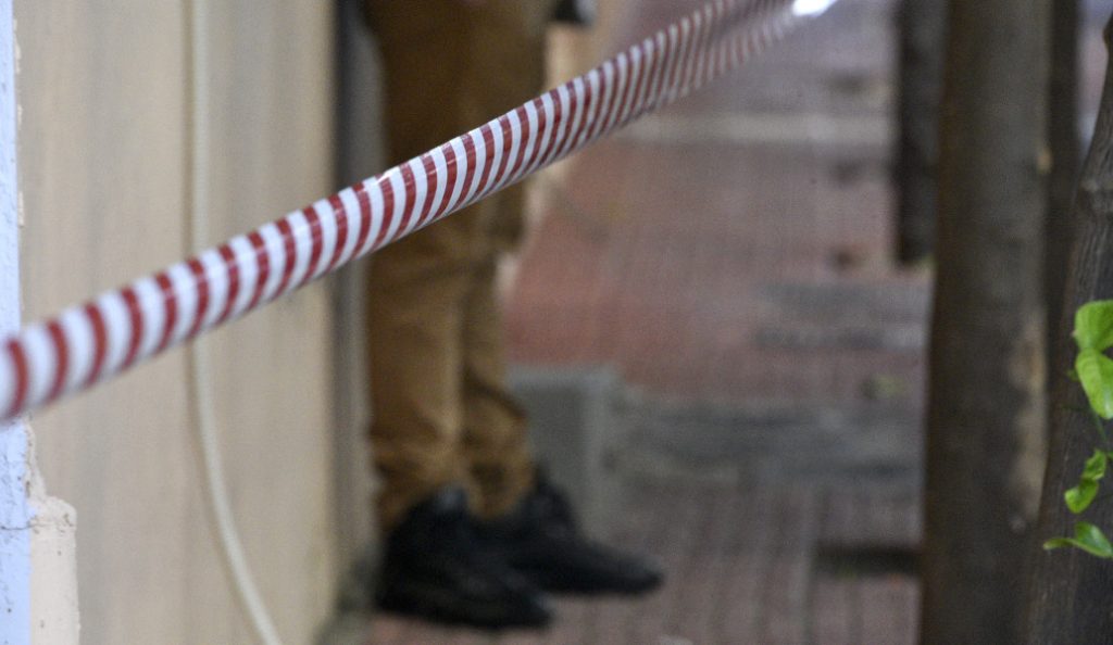 Γαλάτσι: Άνδρας απειλεί να πέσει στο κενό από ταράτσα