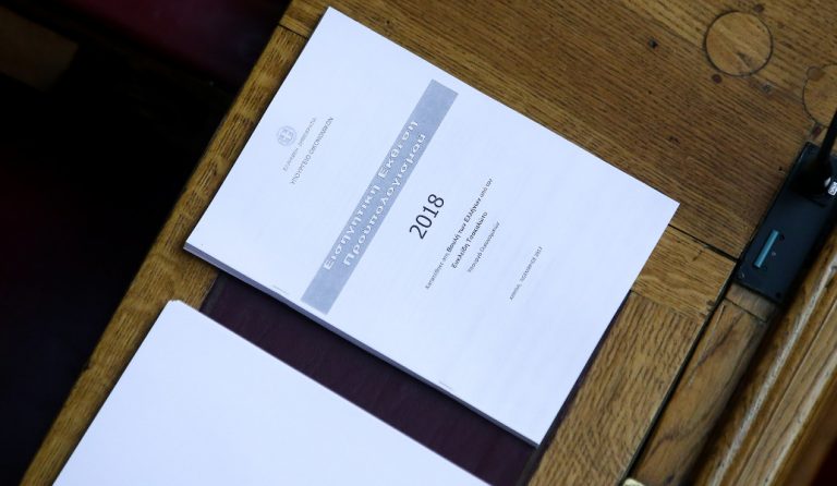 Προϋπολογισμός 2018: Στα ύψη η πολιτική ένταση στη Βουλή (pics&vid)