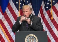 Γιατί ο Ντόναλντ Τραμπ πίνει νερό και με τα δύο χέρια; Οι φήμες οργιάζουν (vid)