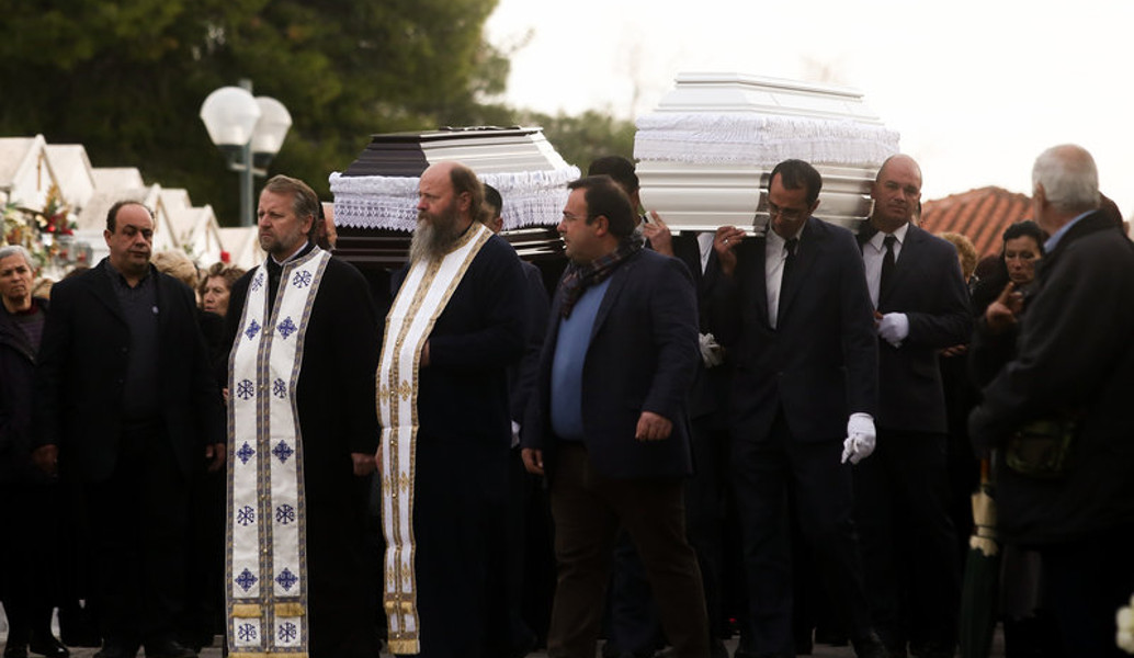 Άγιοι Ανάργυροι: Θρήνος στις κηδείες των θυμάτων του αστυνομικού (pics)