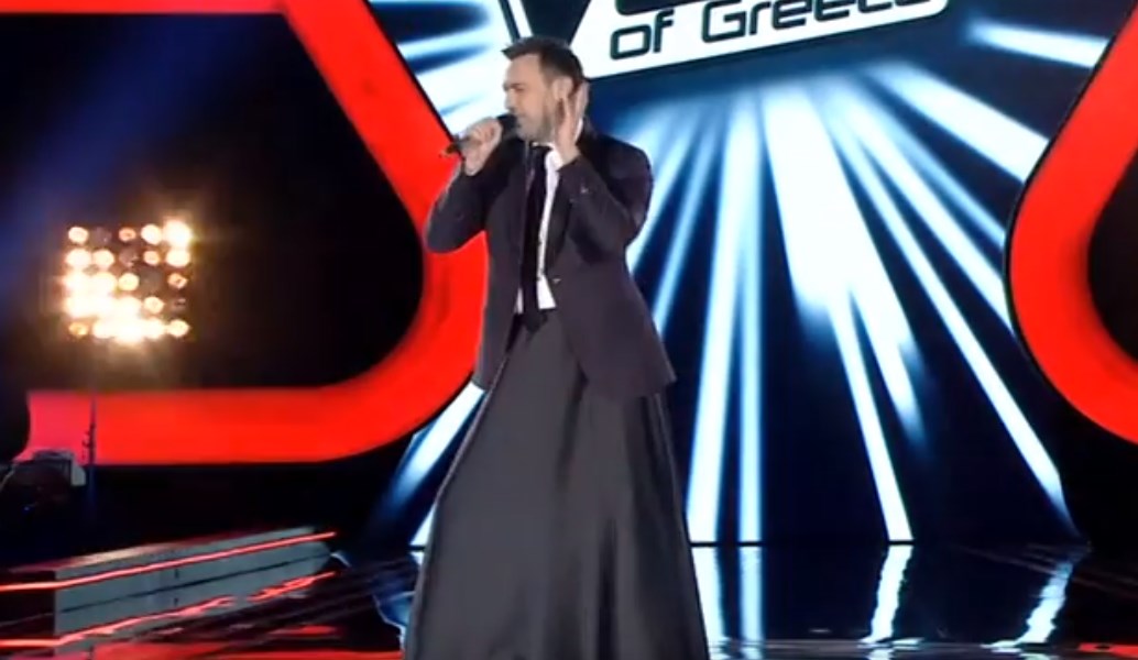 Γιώργος Καπουτζίδης: Φόρεσε φούστα και τραγούδησε Ρουβά στον τελικό του The Voice (vid)