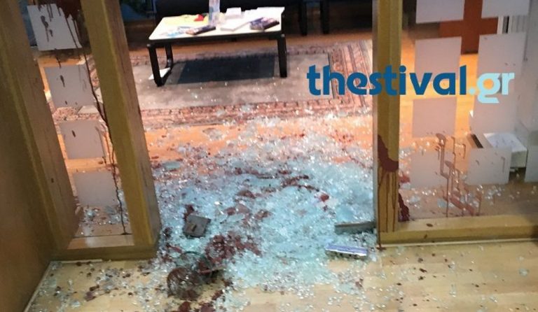 ΠΑΜΑΚ: Κουκουλοφόροι τα έκαναν γυαλιά – καρφιά στην Πρυτανεία (pics)