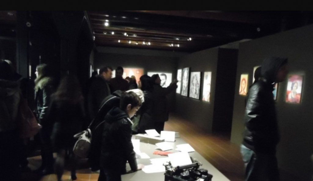 Οι άνθρωποι που συνάντησαν τους σωσίες τους σε ένα μουσείο (pics)