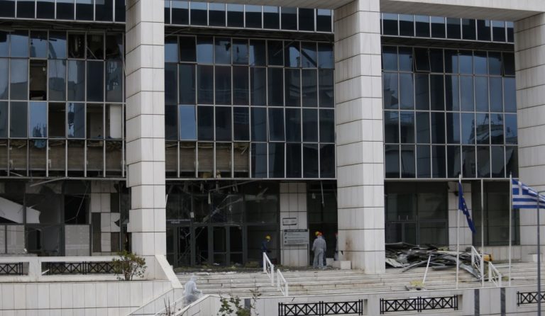 Βόμβα στο Εφετείο Αθηνών: Πυροβόλησαν κατά του φύλακα – Τέσσερις οι τρομοκράτες (pics)