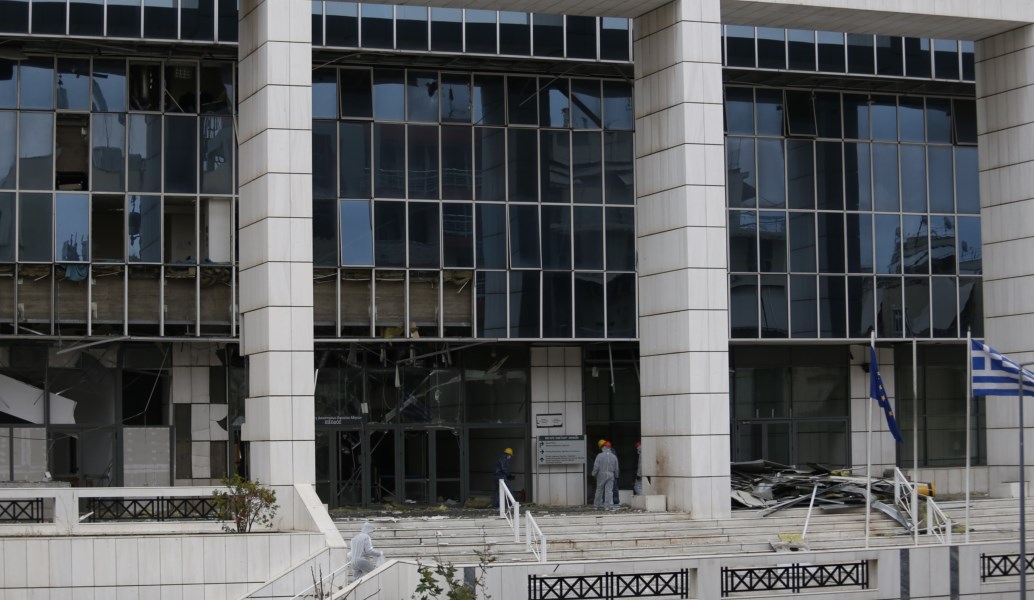 Βόμβα στο Εφετείο Αθηνών: Πυροβόλησαν κατά του φύλακα – Τέσσερις οι τρομοκράτες (pics)