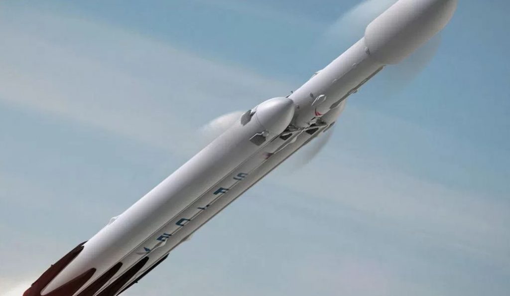 Falcon Heavy: Οι πρώτες φωτογραφίες από τον πύραυλο της SpaceX εν όψει της παρθενικής του πτήσης (pics)