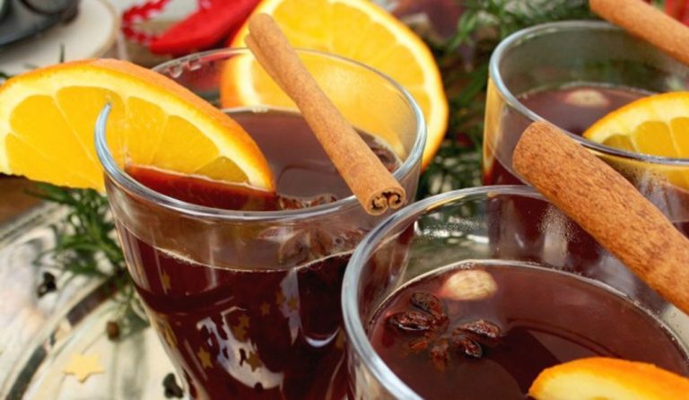 Glühwein: Δείτε πώς θα το φτιάξετε και εσείς το απόλυτο κρασί των γιορτών τώρα που κάνει κρύο