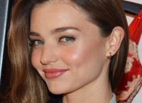 Miranda Kerr: Μια γεύση από το χριστουγεννιάτικο δέντρο στο σπίτι της (pic)