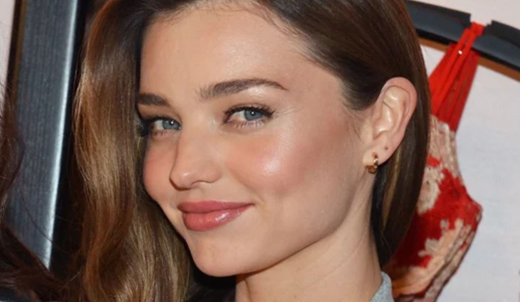 Miranda Kerr: Μια γεύση από το χριστουγεννιάτικο δέντρο στο σπίτι της (pic)