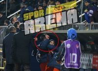 «Τρελάθηκε» ο Εμρέ και πέταξε αντικείμενο στην κερκίδα