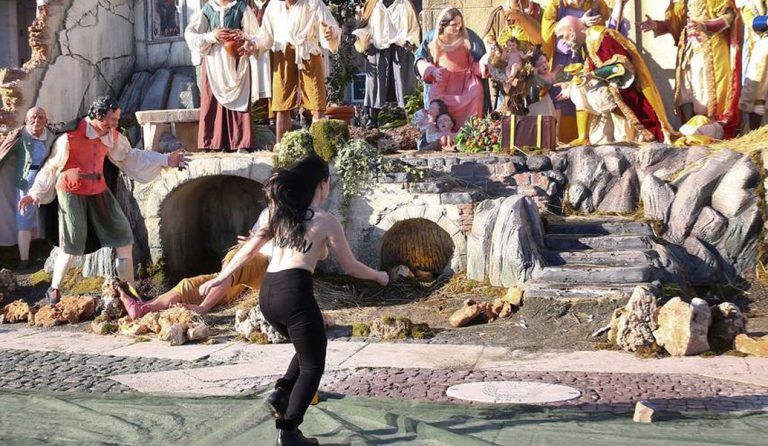 Βατικανό: Μέλος των FEMEN άρπαξε το θείο βρέφος από τη φάτνη (vid)