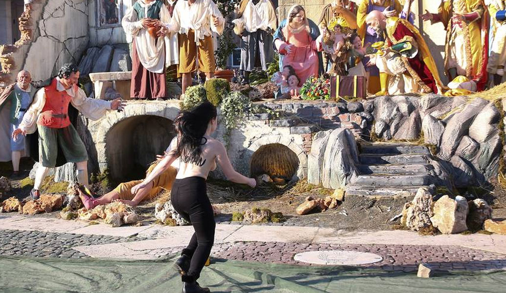 Βατικανό: Μέλος των FEMEN άρπαξε το θείο βρέφος από τη φάτνη (vid)
