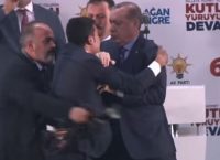 Ταγίπ Ερντογάν: Πανικός σε ομιλία του – Θαυμαστής όρμηξε, τον αγκάλιασε και τον τρόμαξε (vid)