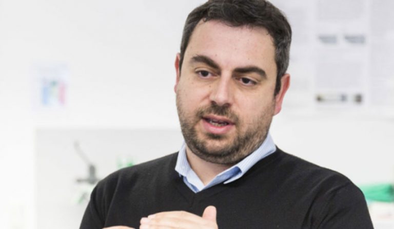 Βασίλης Ντζιαχρήστος: Ο Έλληνας που “χρωματίζει” τα καρκινικά κύτταρα