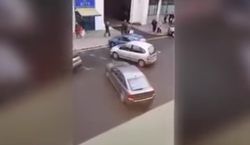Απίστευτο παρκάρισμα που έγινε viral! (vid)