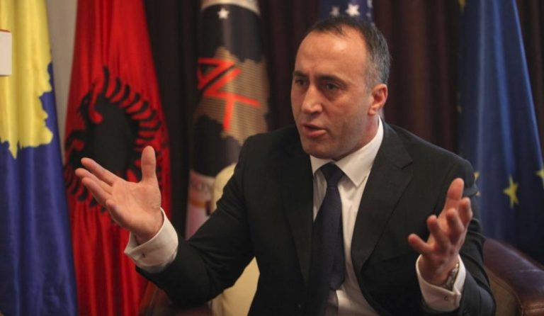 Κόσοβο: Πρωτότυπη διαμαρτυρία με γραβάτες κατά του πρωθυπουργού