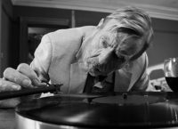 Οι νέες ταινίες της εβδομάδας: Όταν η ασπρόμαυρη αστική κωμωδία συνάντησε τον Gretaest Showman (vids)