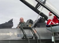 Λάρισα: Ο Άγιος Βασίλης έφτασε με F-16 και μοίρασε δώρα (pics)