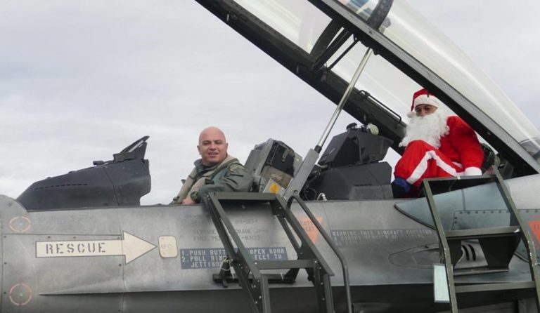Λάρισα: Ο Άγιος Βασίλης έφτασε με F-16 και μοίρασε δώρα (pics)