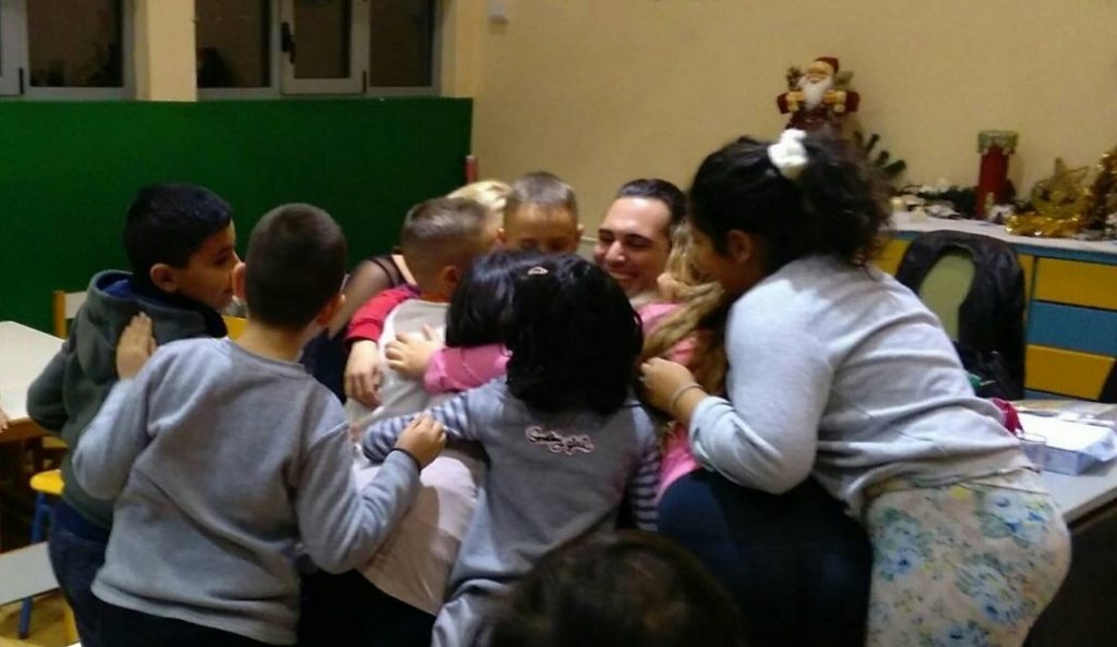Ο Άνθιμος Ανανιάδης κοντά στα παιδιά της Κιβωτού του κόσμου για τις ημέρες των Χριστουγέννων