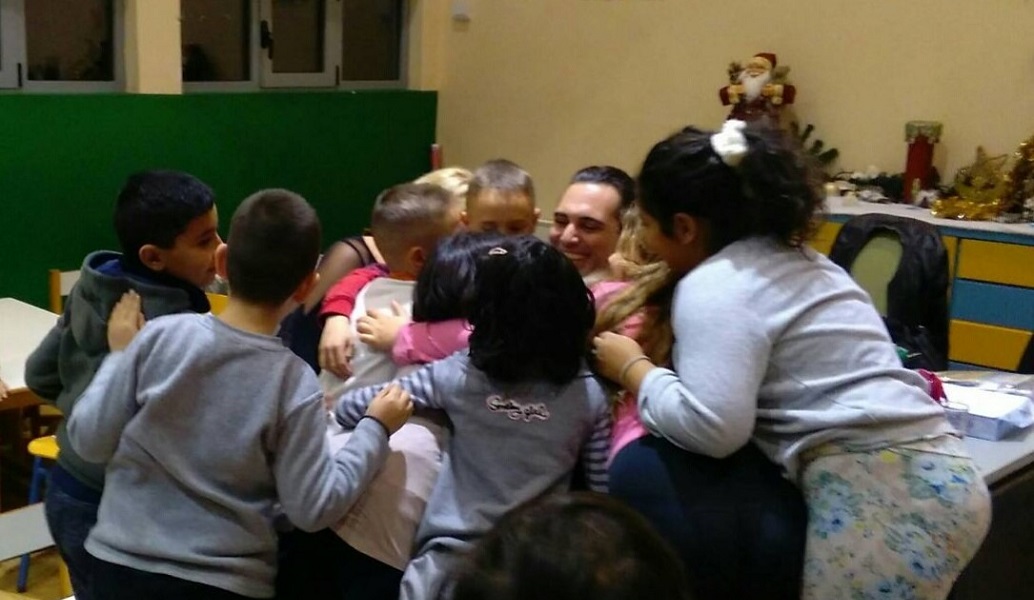 Ο Άνθιμος Ανανιάδης κοντά στα παιδιά της Κιβωτού του κόσμου για τις ημέρες των Χριστουγέννων