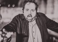 Το κροκοδειλένιο Άρλεκιν: Μία σουρεαλιστική κωμωδία στον Τεχνοχώρο Φάμπρικα