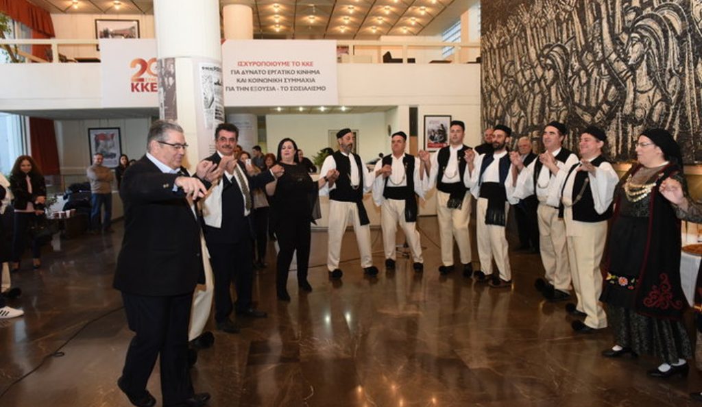 Δημήτρης Κουτσούμπας: “Έσυρε” τον χορό με τα ηπειρώτικα κάλαντα (vid)