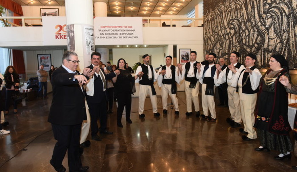 Δημήτρης Κουτσούμπας: “Έσυρε” τον χορό με τα ηπειρώτικα κάλαντα (vid)