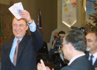 Πρωτοχρονιά 2002: Η μέρα που ο Κώστας Σημίτης έκανε την πρώτη ανάληψη σε ευρώ (pics & vid)