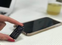 Το μικρότερο κινητό τηλέφωνο του κόσμου έχει μέγεθος αντίχειρα