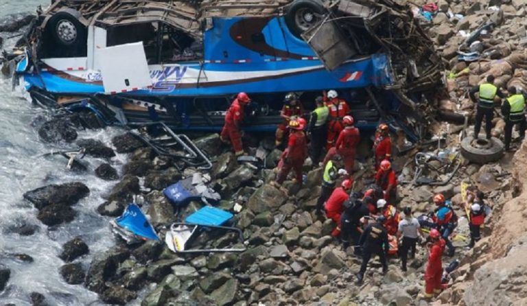 Περού: 25 νεκροί από πτώση λεωφορείου σε χαράδρα