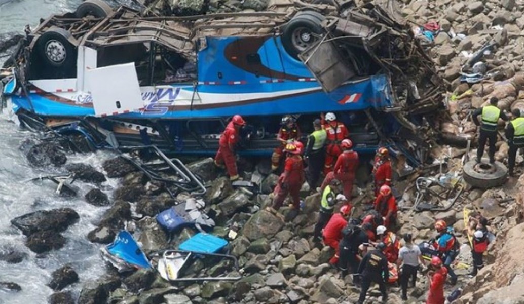 Περού: 48 νεκροί από πτώση λεωφορείου σε χαράδρα