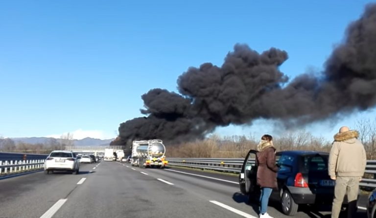 Ιταλία: Πολύνεκρο τροχαίο με βυτιοφόρο – Έξι νεκροί (vid)