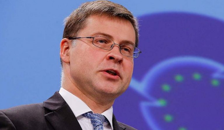 Βάλντις Ντομπρόβσκις: Θα αυξηθεί ο αριθμός των Ελλήνων που θα λαμβάνουν το κοινωνικό εισόδημα αλληλεγγύης