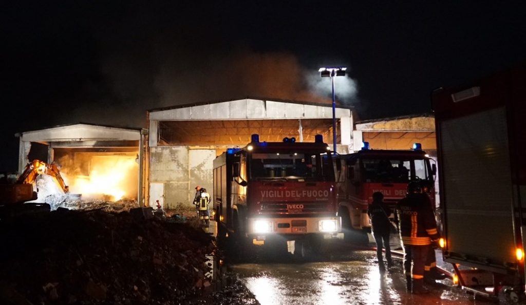Ιταλία: Πυρκαγιά σε αποθήκη με πλαστικά