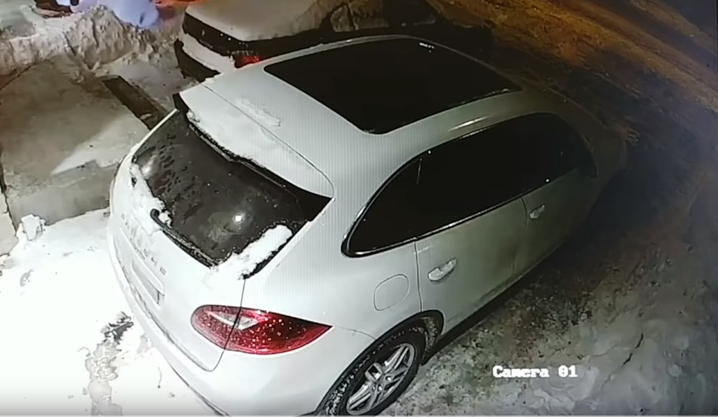 Τορόντο: Η στιγμή που άνδρας πυρπολεί αυτοκίνητο (vid)