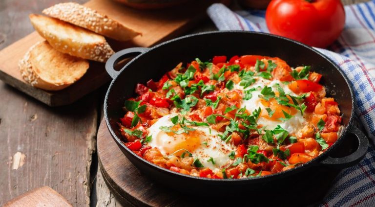 Shakshuka: Τα αυγά με ντομάτα στο Μαρόκο είναι σκέτη λιχουδιά (vid)