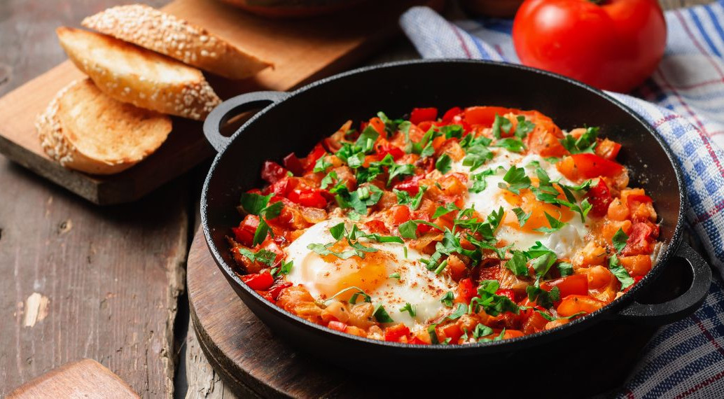 Shakshuka: Τα αυγά με ντομάτα στο Μαρόκο είναι σκέτη λιχουδιά (vid)