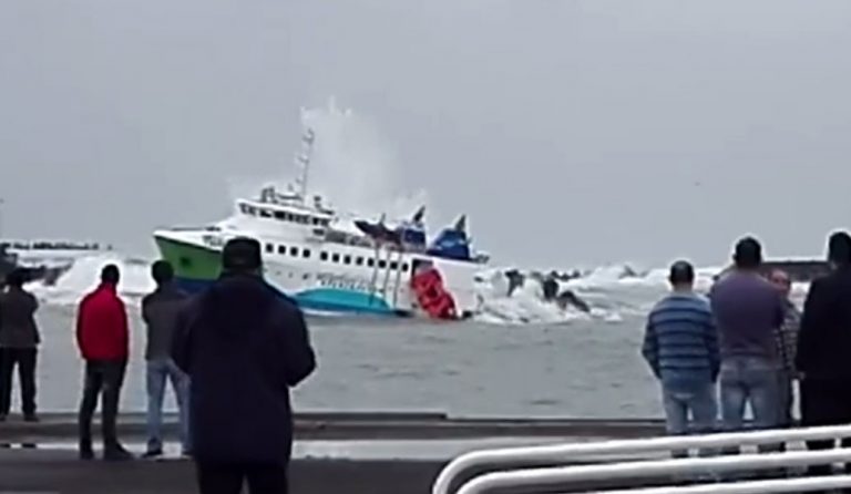 Πορτογαλία: Πλοίο με 70 επιβάτες προσέκρουσε σε βράχια (pics)