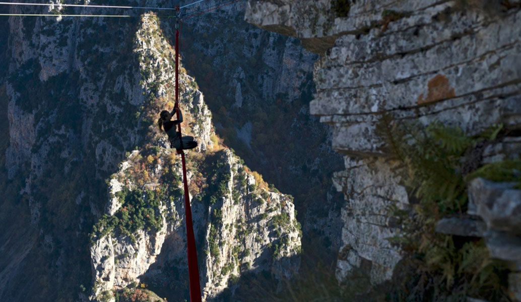 Aerial Dance στο Φαράγγι του Βίκου: Μάγεψε η Κατερίνα Σολδάτου (vid)