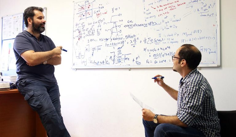 Δημήτρης Αγγελάκης: Ο Έλληνας επιστήμονας που δημιούργησε μία… κβαντική πεταλούδα