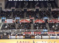 Αυτό είναι το πανό που σηκώθηκε στο Παλατάκι