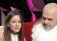 Έντι Ράμα: Ντύθηκε Αη Βασίλης σε πρωτοχρονιάτικο σόου