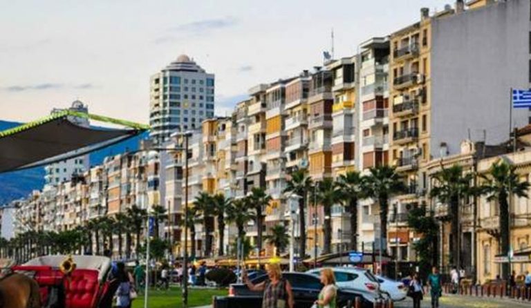 Σμύρνη: Προσπάθησαν να πυρπολήσουν το ελληνικό προξενείο (vid)