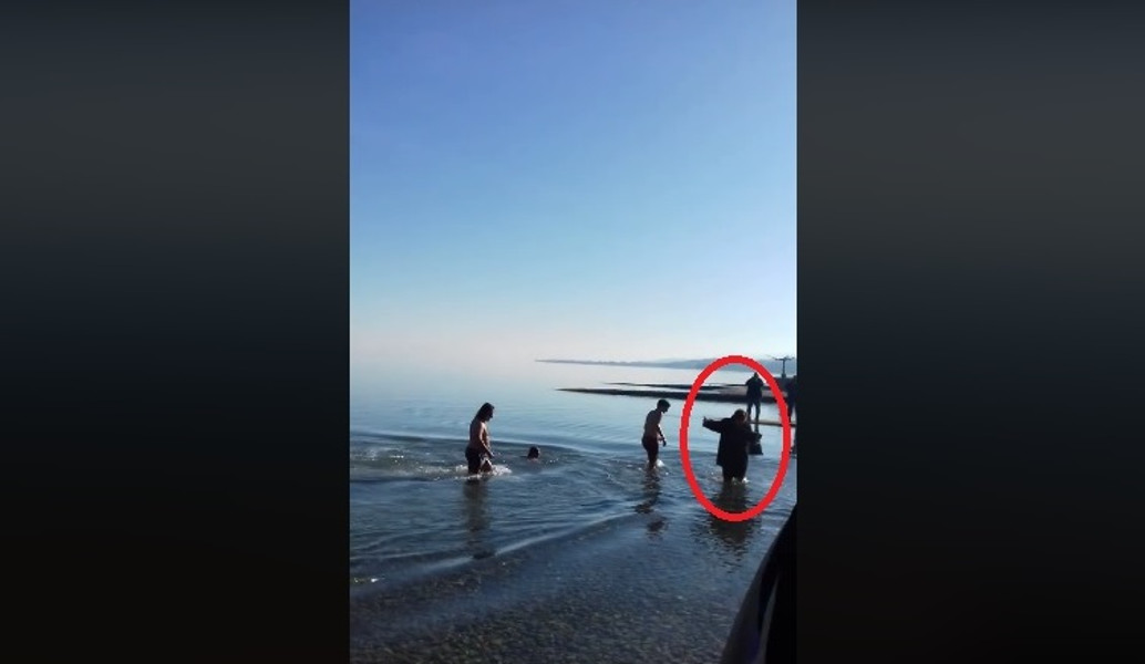 Δήλεσι: Γυναίκα …βουτά με την τσάντα και τα ρούχα για να πιάσει τον σταυρό (vid)