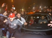 Με κασκόλ έκπληξη ο Μιραλάς στο αεροδρόμιο