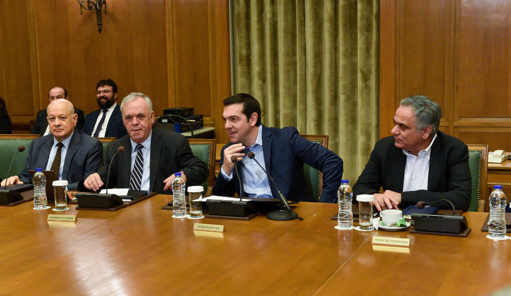 Στα μπαλκόνια χωριστά αλλά στην μάσα αντάμα…